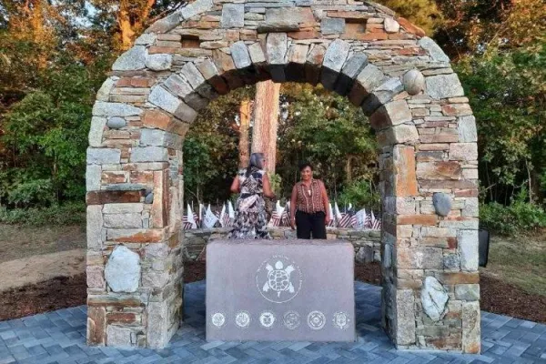 full_monument.jpg